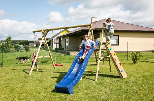 Brenda rotaļu laukums ar šūpolēm, slidkalniņu un klinšu sienu