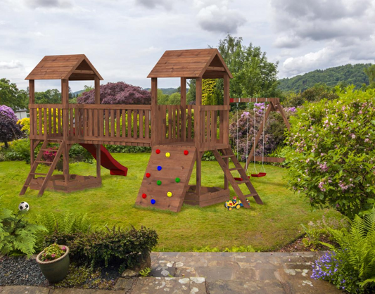 Jesper 1 rotaļu laukums ar šūpolēm, tiltu, klinšu sienu, tiltu, diviem torņiem un slidkalniņu